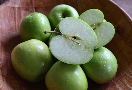 pile of green apples thumbnail