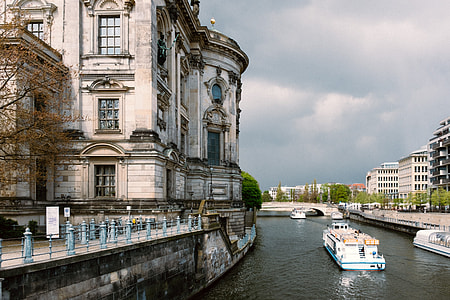 Spree river and the Berliner Dom thumbnail