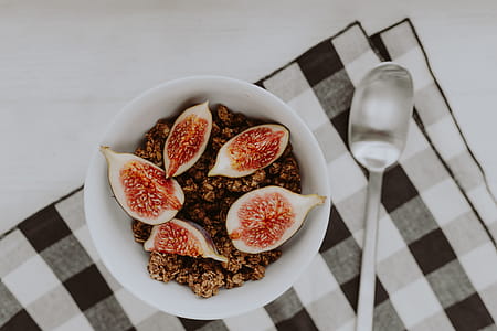 Bowl of crunchy granola and figs thumbnail
