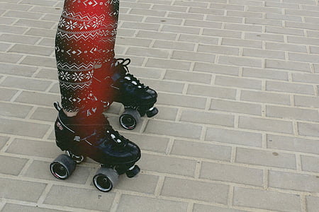 pair of black roller skates thumbnail