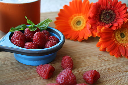 bowl of raspberries thumbnail