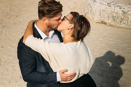 woman and man kissing thumbnail