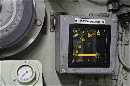 electronic gauge displaying 0 thumbnail