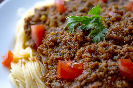 Cooked Pasta With Sliced tomatoes and Green Leafy thumbnail