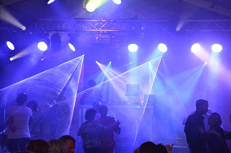 people dancing each other thumbnail