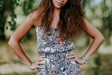 Woman in a dress with a camera thumbnail