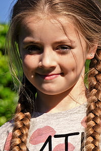 portrait photo of girl thumbnail