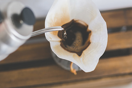 Brewing coffee with Chemex thumbnail