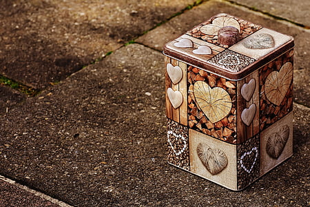 close-up photo of brown box thumbnail