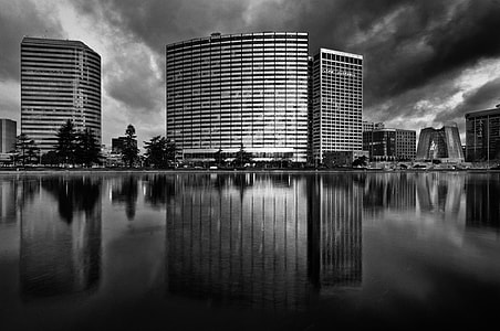 Black and White Skyline in Oakland, California thumbnail