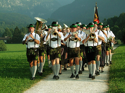 marching band playing music instruments thumbnail