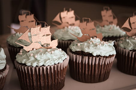 cupcake with ship on top thumbnail