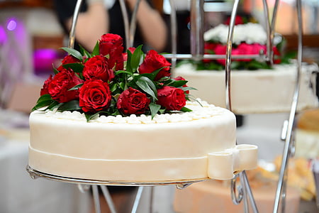 food photography of white fondant-covered cake with red rose flowers thumbnail