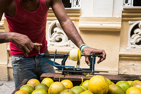 Peeling yellow oranges the Cuban way thumbnail