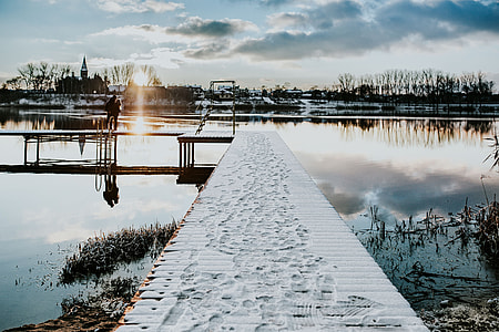 Winter walk by the lake thumbnail