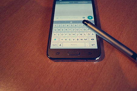 empty smartphone message box on table thumbnail