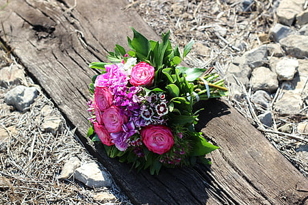 pink bouquet of roses thumbnail