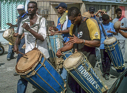 man playing conga drukm thumbnail