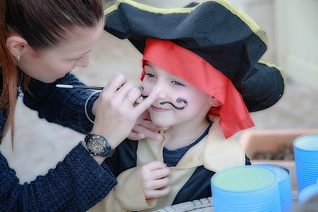 kid wearing pirate costume thumbnail