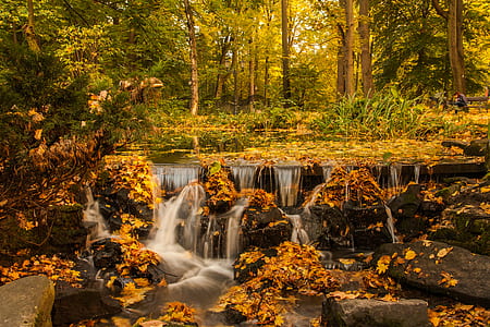 waterfalls crashing on racks thumbnail