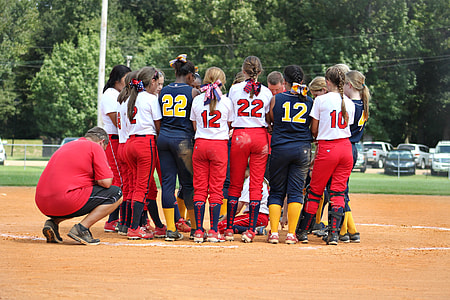 softball players huddling thumbnail