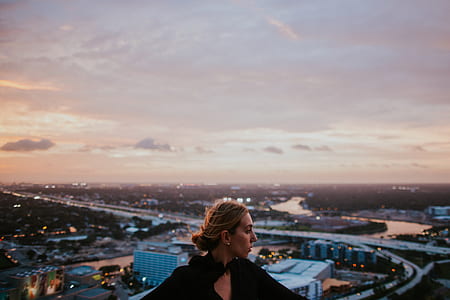 woman standing in front of city view thumbnail