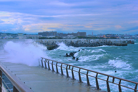 ocean wave hitting bridge thumbnail