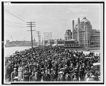 Atlantic City Boardwalk crowd in front of Blenheim hotel in New Jersey 1911 thumbnail