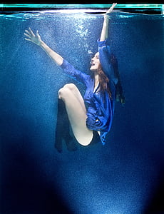 painting of woman under the sea thumbnail