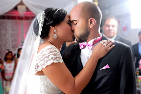 kissing wedding couple thumbnail