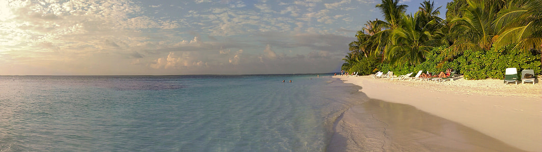 Panoramic of the beach and ocean in the Maldives thumbnail