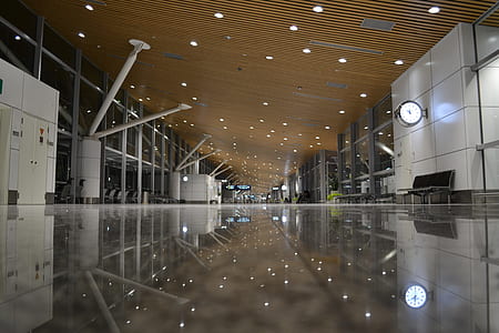 reflection photography of brown dropped ceiling thumbnail