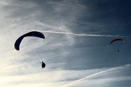 parachuting people in the air thumbnail