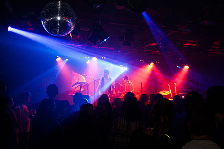 people watching concert thumbnail