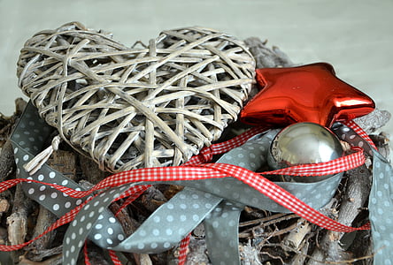 red star beside silver bauble thumbnail
