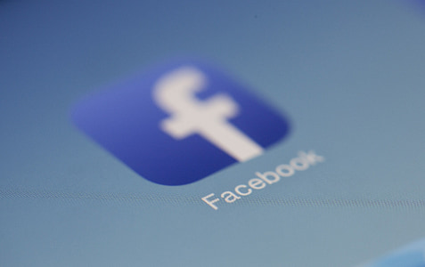 closeup photo of Facebook logo thumbnail