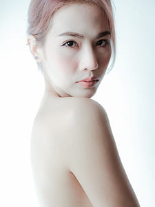 profile of haft naked woman thumbnail