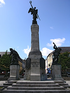 The war memorial in The Diamond, erected 1927 in Derry, Ireland thumbnail