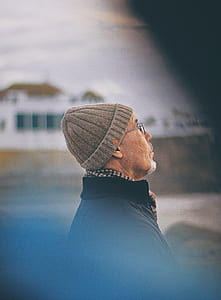 selective focus of man looking up thumbnail