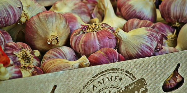 red onions on crate thumbnail