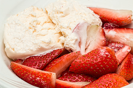 vanilla ice cream with strawberry thumbnail