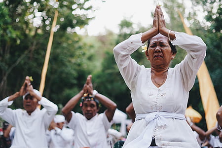 photo of people praying thumbnail