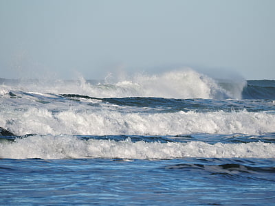 ocean waves under blue sky thumbnail