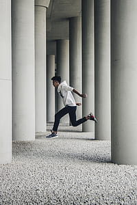 man skipping between columns thumbnail