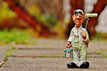 painter figurine selective focus photography thumbnail