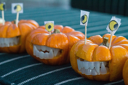 yellow Pumpkin Halloween greetings decor thumbnail
