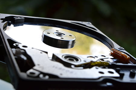selective focus photo of gray HDD thumbnail