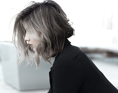 shallow focus photography of woman looking at direction thumbnail