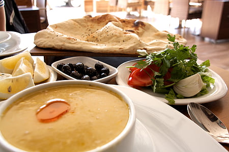 pita bread and vegetable saldas thumbnail