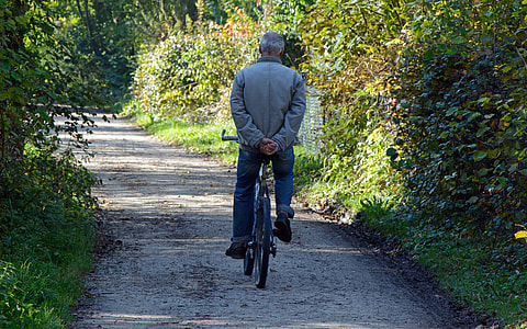 man riding bicycle without holding the handle thumbnail